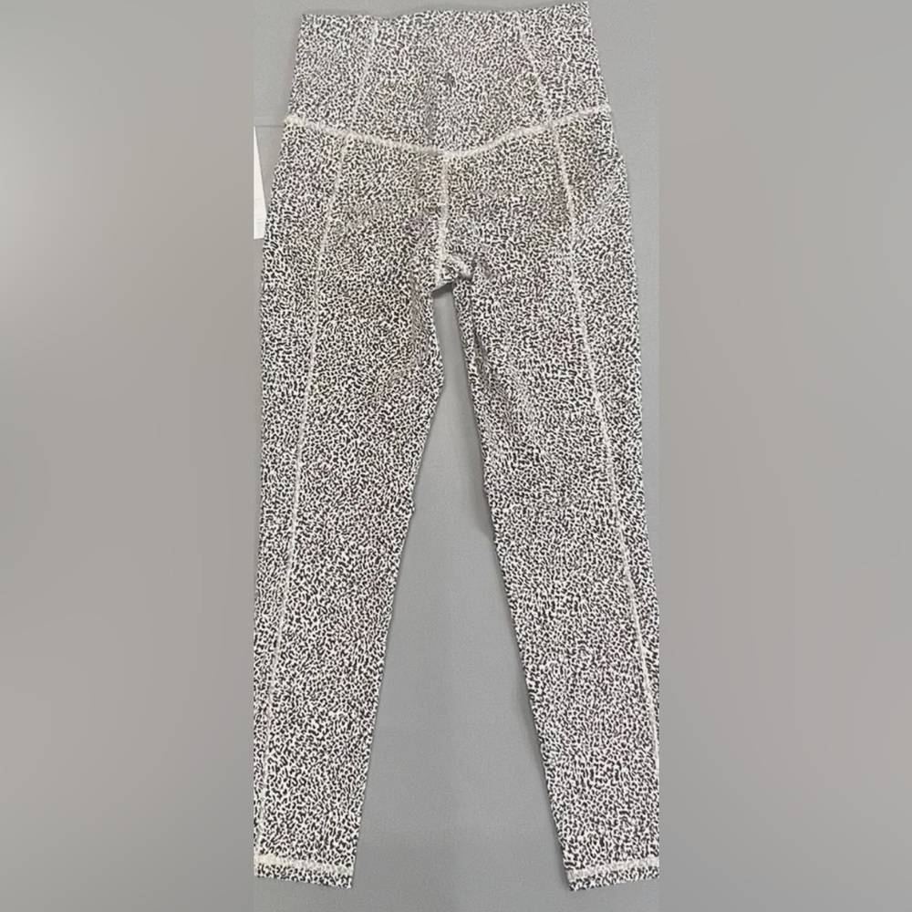 Athleta Salutation Stash Textured Tight 7/8 length